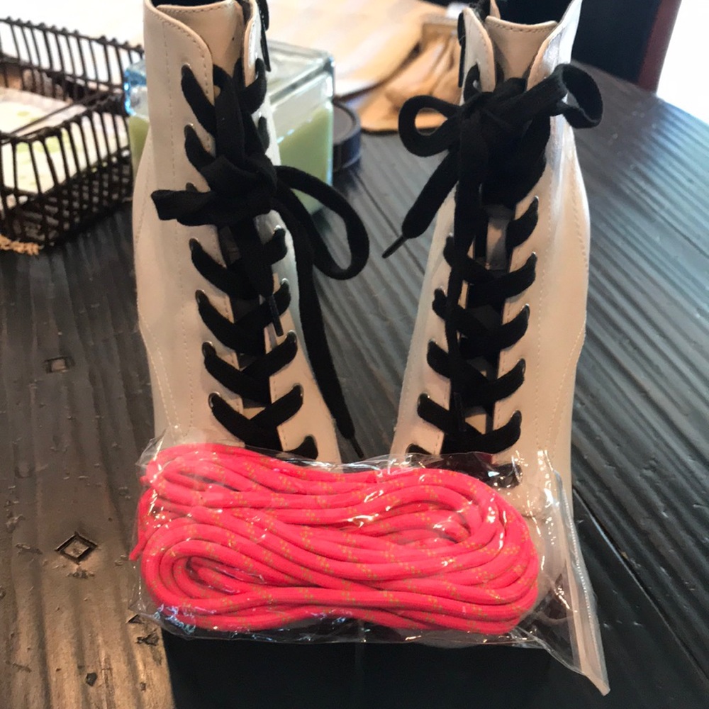 BUBBLEGUM PINK NEW IN PACKAGE SHOE/BOOT LACES.